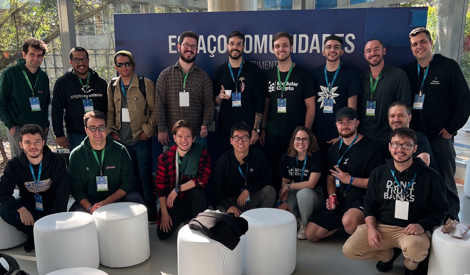Membros da comunidade reunidos em um encontro presencial