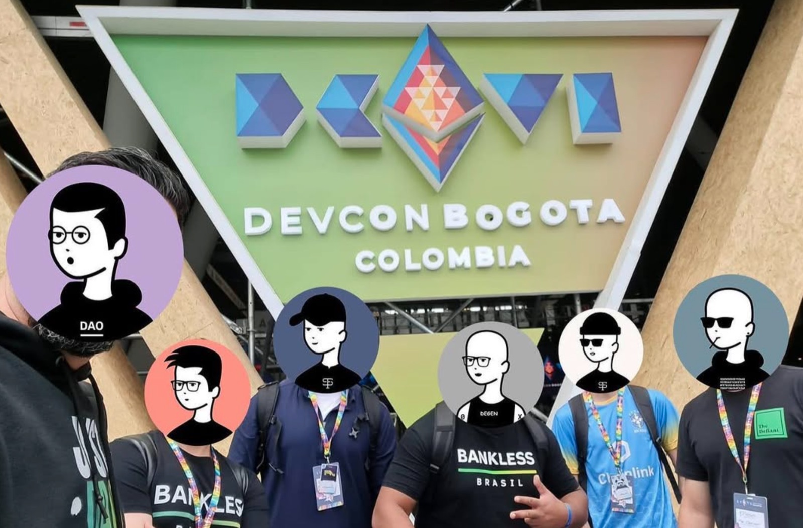 Suppliers em frente ao letreiro da Devcon Bogotá, com os rostos cobertos pelos seus PFPs