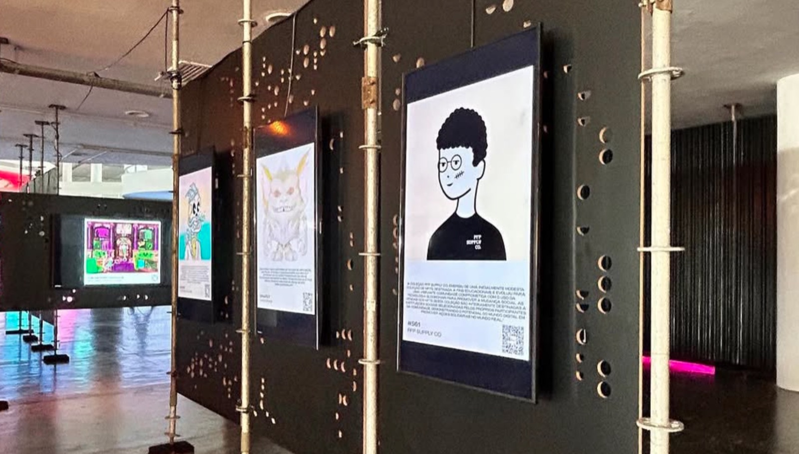 Um PFP Supply Co. exposto em uma mostra de arte digital